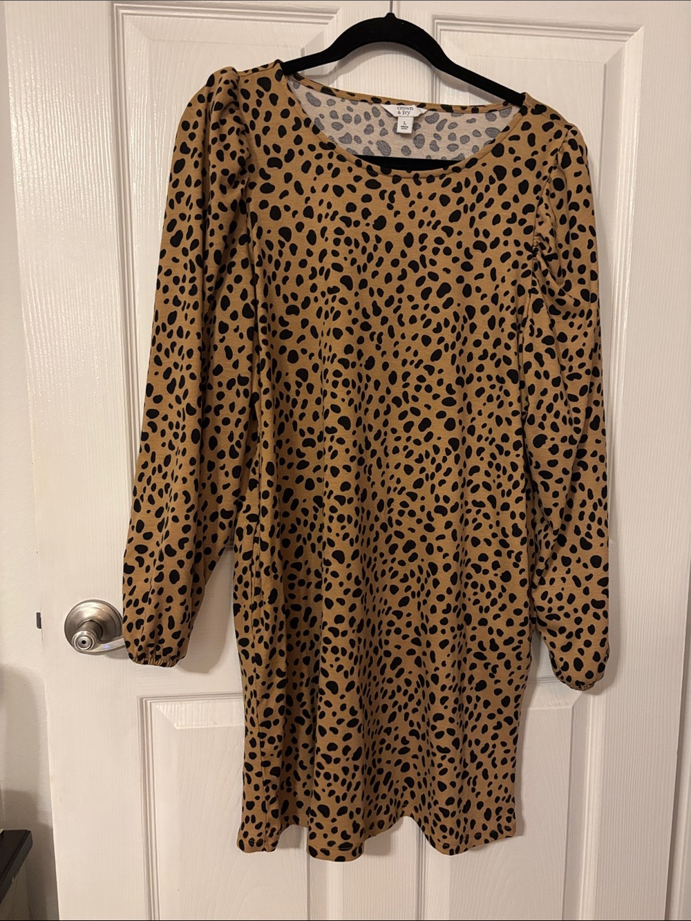 crown & ivy Tan and Black Leopard Print Long Sleeve Shift Dress